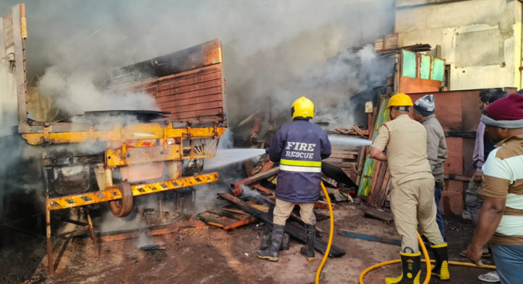 <p>सरनोबतवाडीत ट्रकची काम करणाऱ्या गॅरेजना आग... पस्तीस लाखाचे &nbsp;नुकसान</p>
