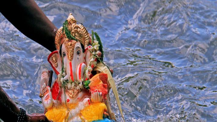 <p>पंचगंगा नदी परिसरात गणेश विसर्जनावरून वादावादी...हिंदुत्ववादी संघटना आक्रमक&nbsp;</p>
