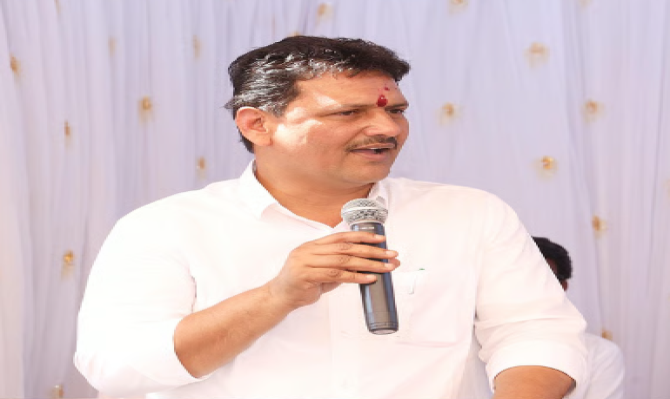 <p>नवीन वर्षात राज्यात ‘आपलं गाव आरोग्य संपन्न गाव’ अभियान राबवणार : ना. प्रकाश आबिटकर</p>
