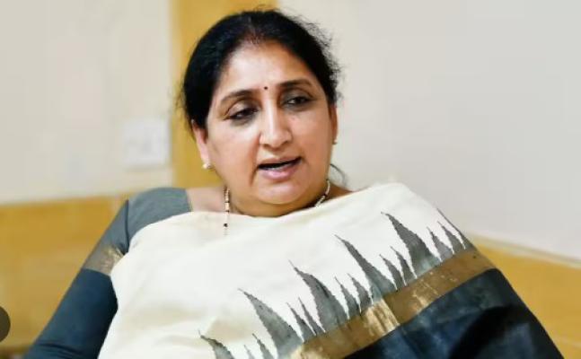 <p>पुणे आणि बीड जिल्ह्याच्या पालकमंत्रीपदी सुनेत्रा पवारांची वर्णी...</p>
