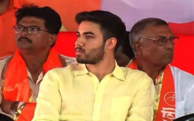 <p>उद्धव ठाकरेंच्या धाकट्या पुत्रावर रुग्णालयात उपचार सुरु...</p>
