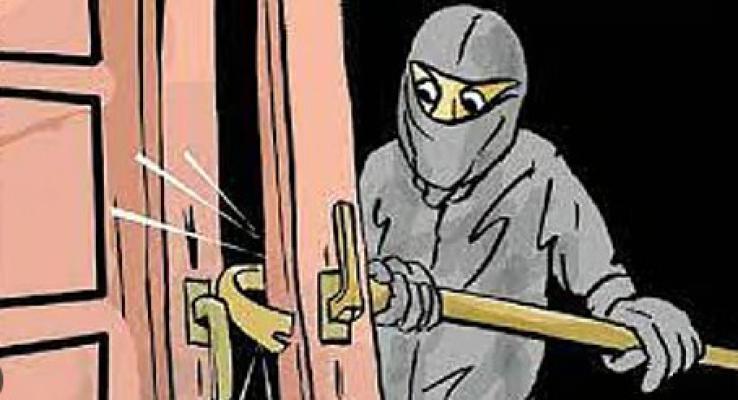 <p>तारदाळात दरोडा&hellip; दोन लाखांचा ऐवज लंपास</p>
