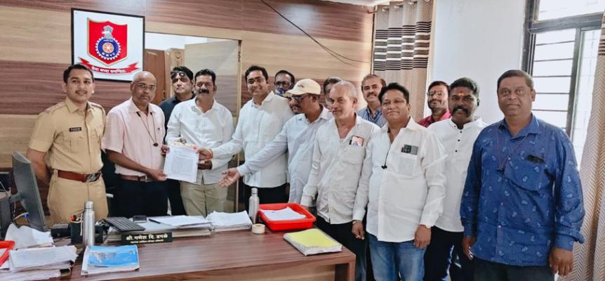 <p>आरटीओ कार्यालयाने कामकाजात पारदर्शकता आणून वाहनधारकांची अडवणूक थांबवण्याची मागणी</p>
