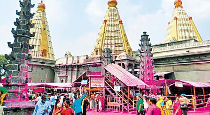 <p>जोतिबा मंदिराच्या विकास आराखड्यांच्या पहिल्या टप्प्यातील कामांना सुरुवात...</p>
