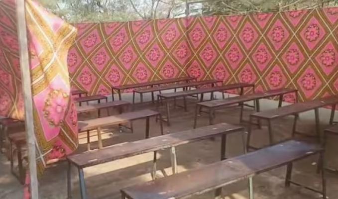 <p>&lsquo;या&rsquo; जिल्ह्यातील दहावीच्या परीक्षा केंद्रावर विद्यार्थांसाठी बाहेर टाकला मंडप...</p>
