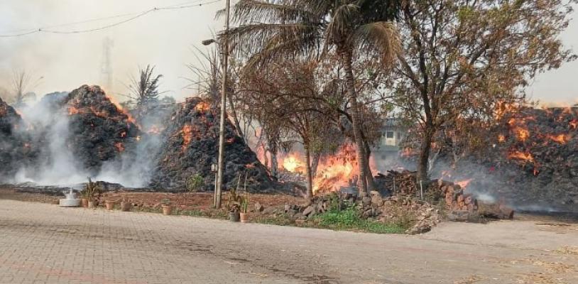 <p>यड्रावमधील दूध प्रक्रिया प्रकल्पातील बगॅसच्या साठ्याला भीषण आग...&nbsp;</p>
