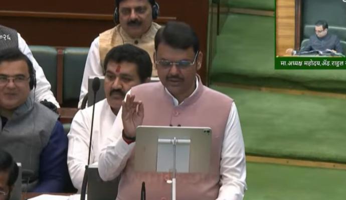 <p>शेतकऱ्यांना दोन लाख रुपयांपर्यंतचे पीककर्ज माफ होणार : मुख्यमंत्र्यांकडून अर्थसंकल्प सादर&nbsp;&nbsp;</p>
