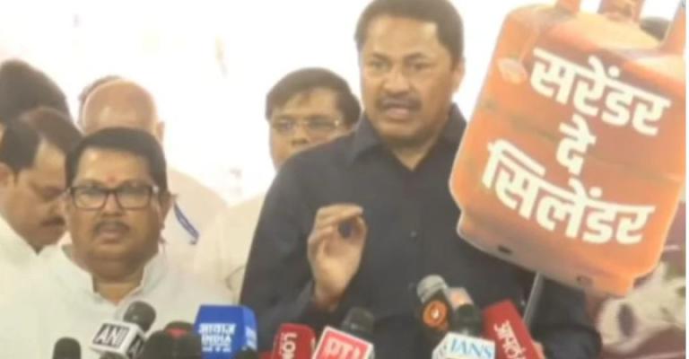 <p>राज्यातील गॅस टंचाईवर काँग्रेसचे विधानभवन परिसरात आंदोलन...</p>
