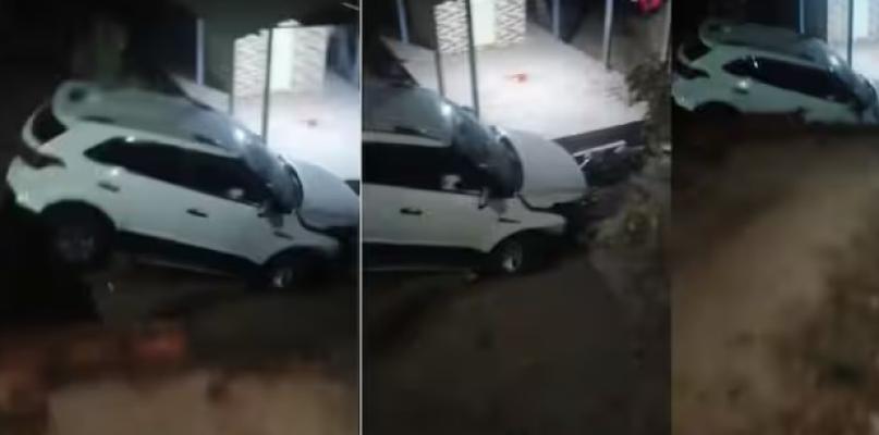 <p>पुण्यात भरधाव कार 80 फूट खोल दरीत कोसळली...</p>
