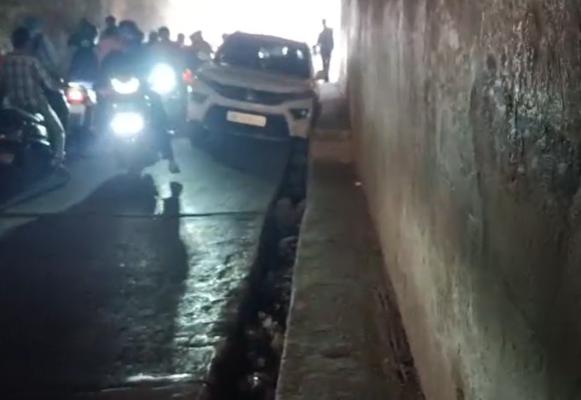 <p>नियम धाब्यावर... : परीख पुलाखालून तीन आणि चारचाकी वाहतूक सुरूच</p>
