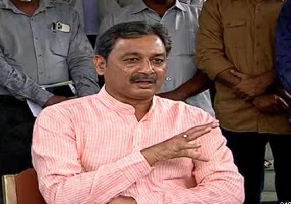 <p>डॉ. जयसिंगराव पवार यांच्या निधनामुळे छत्रपती घराण्याला मोठा धक्का : संभाजीराजे छत्रपती&nbsp;</p>
