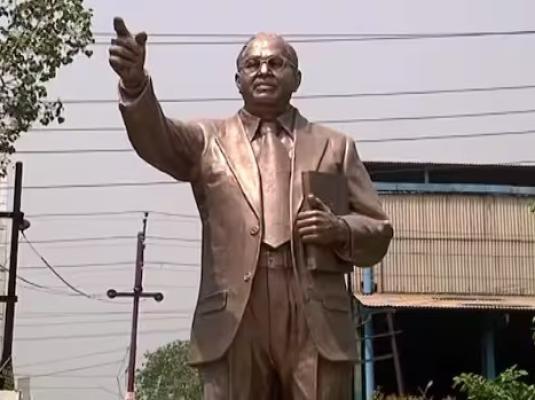 <p>&lsquo;या&rsquo; राज्यात डॉ.बाबासाहेब आंबेडकरांच्या सर्व पुतळ्यांवर 'सुरक्षा छत्र' बसवलं जाणार...</p>
