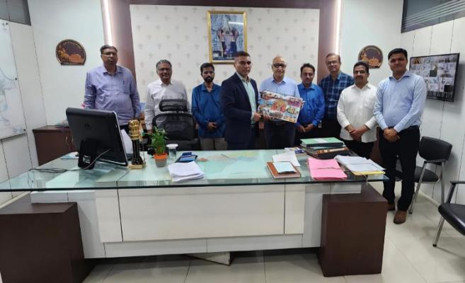 <p>कोल्हापूर फर्स्टच्या शिष्टमंडळाने आयुक्तांची घेतली भेट&nbsp;</p>
