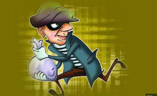 <p>कोल्हापुरात मोटारीची काचा फोडून दीड लाखाची रोकड असलेली बंग लंपास...</p>
