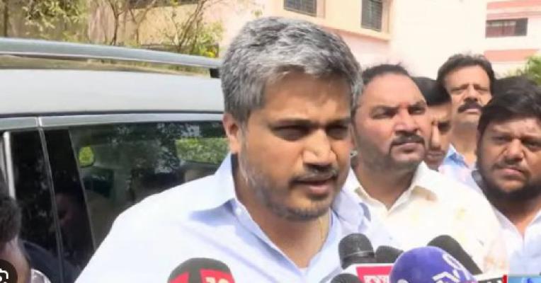 <p>पुण्यातील सीआयडी ऑफिसमध्ये आ. रोहित पवार पोहचले पण...</p>
