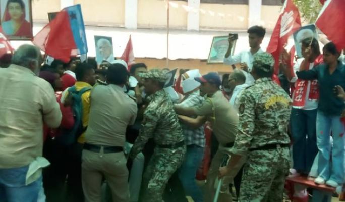 <p>बुलढाण्यात पोलिसांनी बळाचा वापर करून आंदोलन काढलं मोडीत...</p>
