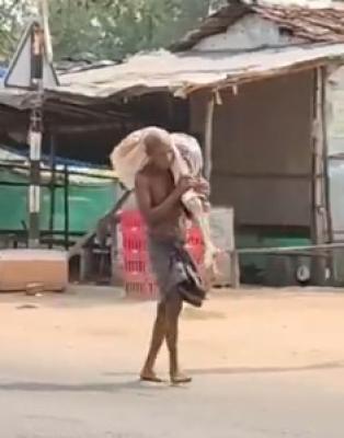 <p>धक्कादायक : बँक कर्मचाऱ्यांच्या निष्ठूर वागण्यामुळे भावाने&nbsp;बहिणीचा सांगाडाच आणला बँकेत...&nbsp;</p>
