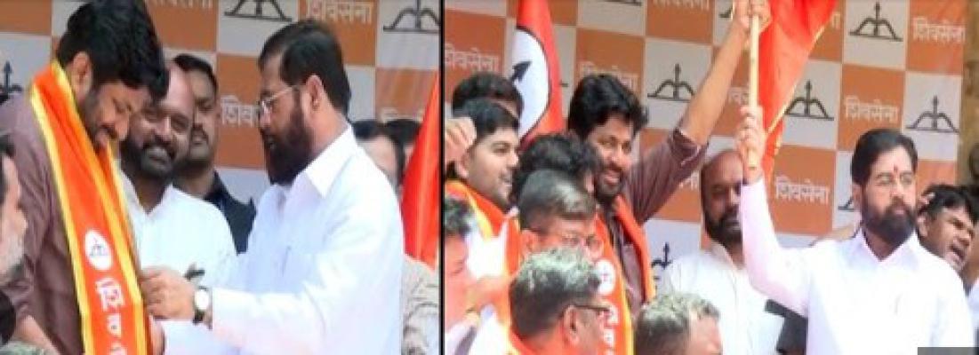 <p>एकनाथ&nbsp;शिंदेंच्या उपस्थितीत&nbsp;बच्चू कडूंनी शिवसेनेत केला प्रवेश...</p>
