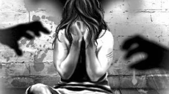 <p>संतापजनक : कोल्हापुरात नात्याला काळिमा फसणारी घडली घटना...&nbsp;</p>
