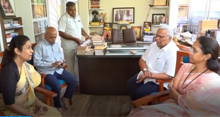 <p>खा. सुप्रिया सुळेंनी स्व. डॉ. जयसिंगराव पवार यांच्या कुटुंबियांची घेतली सांत्वनपर भेट</p>
