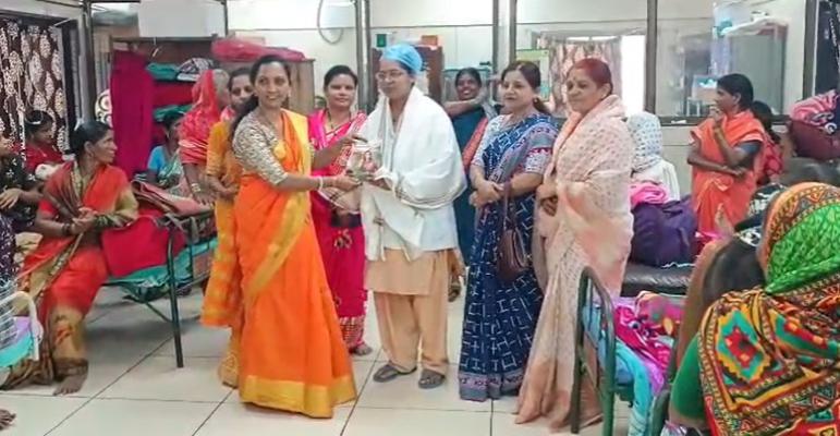 <p>छत्रपती प्रमिलाराजे सर्वोपचार रुग्णालयात मातृदिन साजरा...</p>
