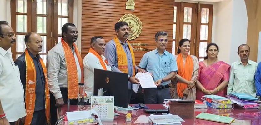 <p>लोकप्रतिनिधींनी अनावश्यक दौरे, ताफ्यावरील खर्चात कपात करावी : अखिल भारतीय हिंदू महासभेची मागणी</p>
