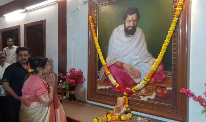 <p>&lsquo;या&rsquo; ज्येष्ठ अभिनेत्रीने शासकीय पुरस्कार परत करताच उपमुख्यमंत्री एकनाथ शिंदेंनी घेतली दखल&nbsp;</p>
