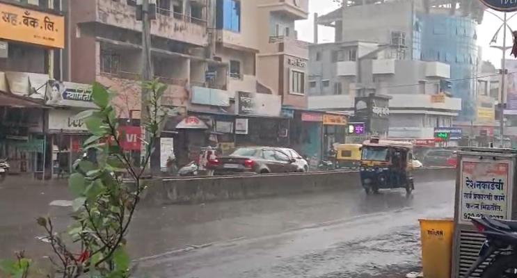 <p>कोल्हापूर शहरात पावसाच्या सरी...</p>
