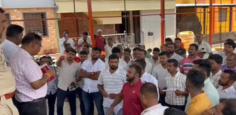 <p>अनियमित पाणी पुरवठ्यामुळे तळंदगेकरांचा संताप ; ग्रामस्थांचा ग्रामपंचायतीला घेराओ</p>
