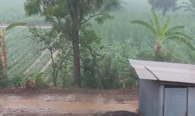 <p>सावरवाडी गावात पावसाच्या जोरदार सरी...&nbsp;&nbsp;</p>
