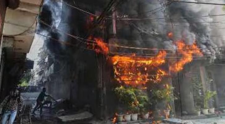 <p>देशाच्या राजधानीत अग्नितांडव ; 21 जणांचा होरपळून मृत्यू</p>
