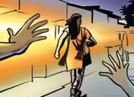 <p>तारदाळात मुलीची छेड काढणाऱ्या युवकाला चोपले...</p>

