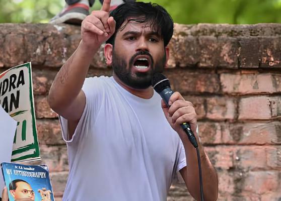 <p>प्रश्न विचारणाऱ्यांना पाकिस्तानी म्हणणार आहे का? : अभिजित दिपकेंचा मोदी सरकारला सवाल&nbsp;</p>
