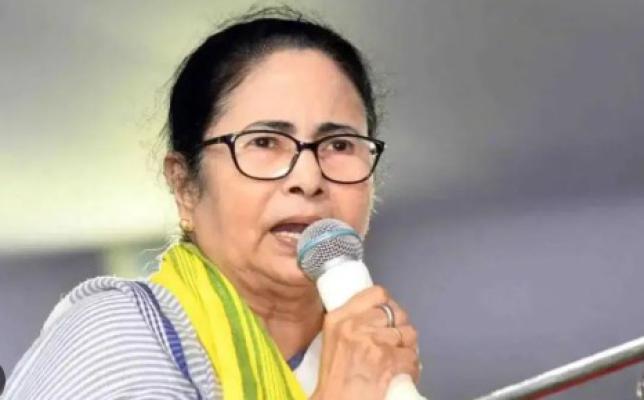 <p>तृणमूल काँग्रेसच्या ममता बॅनर्जींना धक्क्यांवर धक्के...</p>
