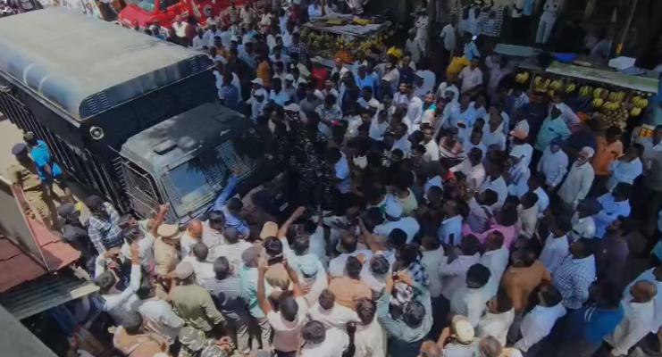 <p>पंचगंगा नदीच्या पाण्यावरून आंदोलन अंकुश संघटना अन् पोलिसांमध्ये झटापट...&nbsp;&nbsp;</p>
