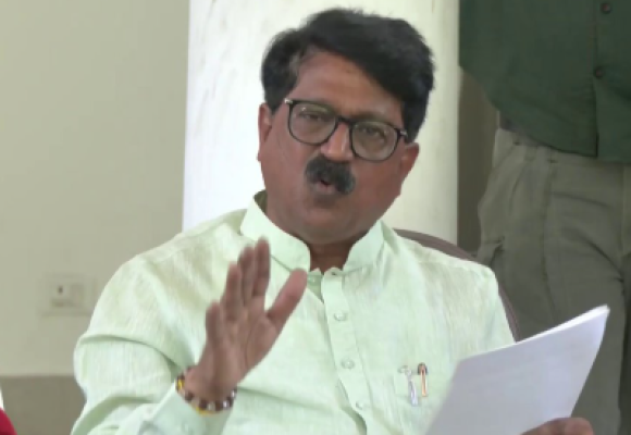 <p>तुमच्यात धाडस असेल तर राजीनामा द्या आणि निवडणूक लढवा - खा. अरविंद सावंत यांचं बंडखोरांना आव्हान&nbsp;</p>

