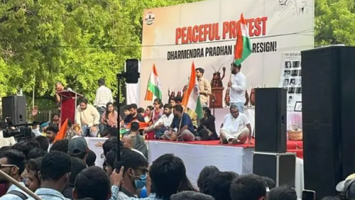 <p>जंतर-मंतरवर कॉक्रोच जनता पार्टीचं रात्रभर आंदोलन ; दुसऱ्या दिवशीही आंदोलन सुरुच...&nbsp;&nbsp;</p>
