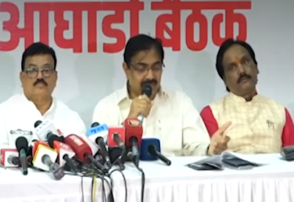 <p>महाराष्ट्रात कोरडा दुष्काळ जाहीर करा : महाविकास आघाडीची मागणी&nbsp;</p>
