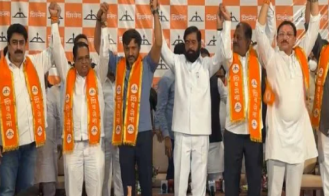 <p>अखेर सहा बंडखोर खासदारांचा शिंदे गटात प्रवेश...</p>
