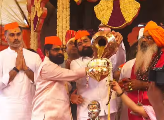 <p>रायगडावर 353 वा शिवराज्याभिषेक सोहळा उत्साहात...</p>
