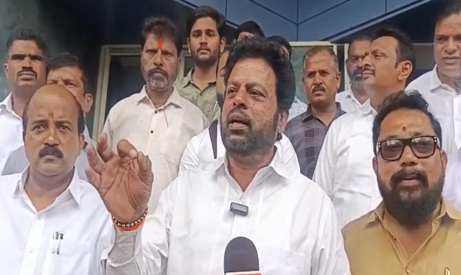 <p>...अन्यथा क्षीरसागर यांना फाशी द्यावी : रविकिरण इंगवले</p>
