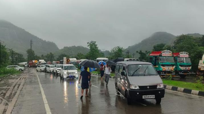 <p>मुंबई-गोवा महामार्गावर संततधार पावसामुळे मोठी वाहतूक कोंडी...&nbsp;</p>

