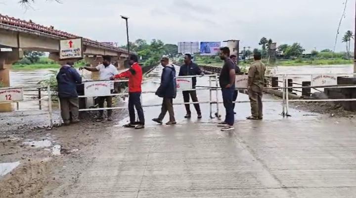<p>इचलकरंजीतील पंचगंगा नदीवरील जुन्या पुलाजवळ पाणी आल्याने वाहतूक बंद...</p>
