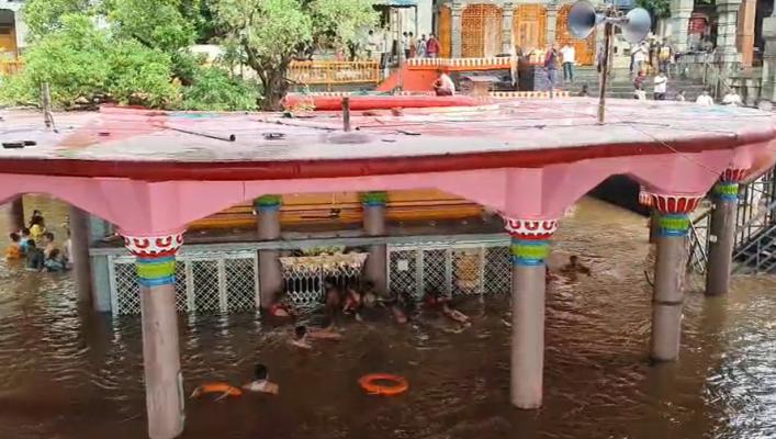 <p>श्रीक्षेत्र नृसिंहवाडीत दक्षिणद्वार सोहळा उत्साहात&nbsp;</p>
