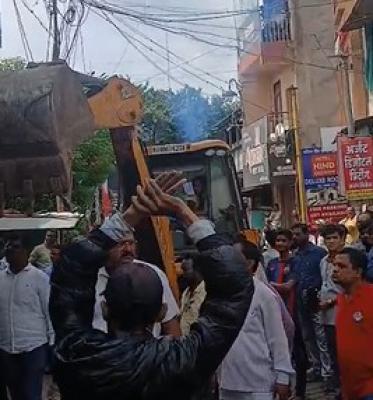 <p>कोल्हापूर शहरातील दोन लॉजवर मनपाची कारवाई&nbsp;&nbsp;</p>
