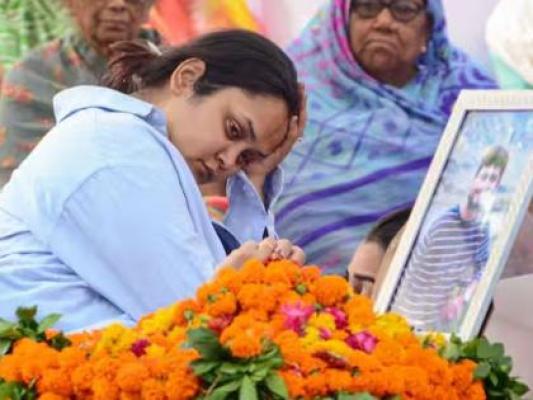 <p>त्या 26 कुटुंबांबद्दल काही कर्तव्य नाही का? : पहलगाम हल्ल्यातील पीडित पत्नीचा सवाल</p>
