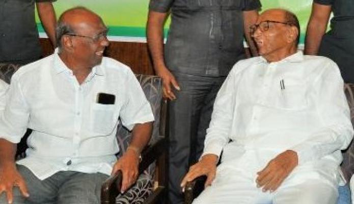 <p>"इतक्यात वर पाठवता का?" - शरद पवार यांनी घेतली कोल्हापुरातील पदाधिकाऱ्याची फिरकी</p>
