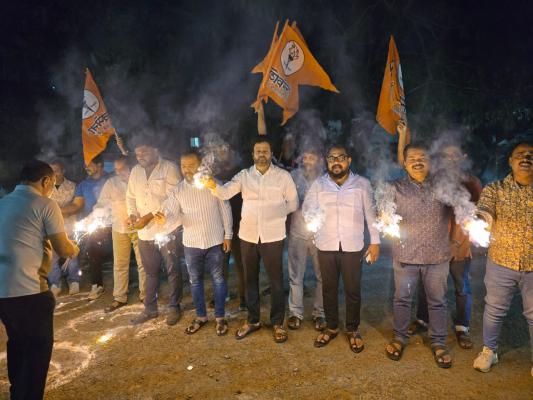 <p>"खड्ड्यात पणत्या आणि रांगोळी!" – ठाकरे गटाचं महापालिकेविरुद्ध अनोखं आंदोलन</p>

