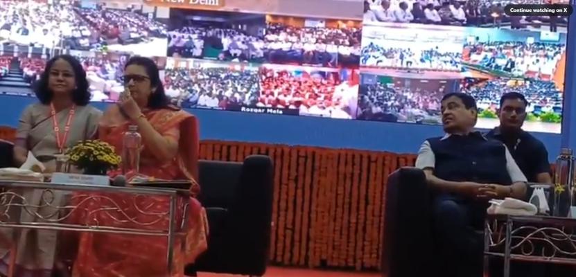 <p>टपाल विभागातील दोन महिला अधिकाऱ्यांमध्ये खूर्चीवरून वाद, पंतप्रधान मोदींसमोरच घडला प्रकार </p>
