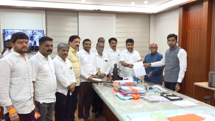 <p>आमदार सतेज पाटील यांच्याकडून जिल्हाधिकाऱ्यांना अतिवृष्टीग्रस्त तालुक्याबाबत निवेदन</p>
